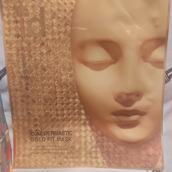 Lilly Pulitzer Floral Cosmetic Bag and Gold Fit Mask, 2 24 Gold Eye Mask - Picture 4 of 4